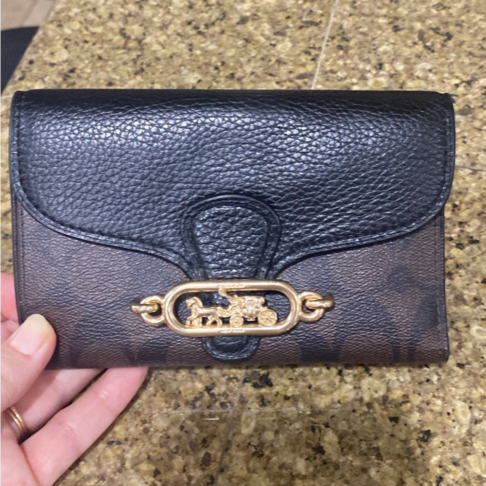 Snall coach wallet